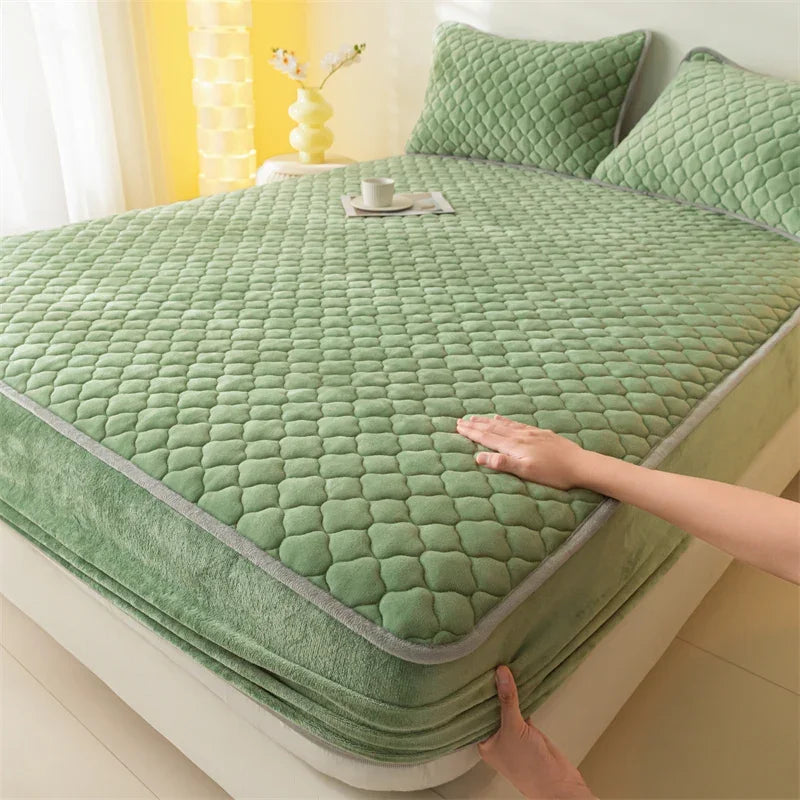 Super Thick Fleece Mattress Cover | Warm Quilted All-Inclusive Fitted Bed Sheet for Winter